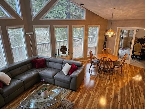 3433 Highway 6, Nelson, BC - Indoor Photo Showing Living Room