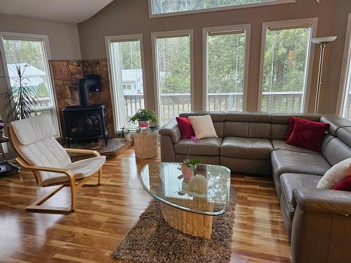 3433 Highway 6, Nelson, BC - Indoor Photo Showing Living Room With Fireplace