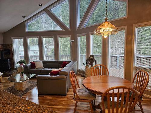 3433 Highway 6, Nelson, BC - Indoor Photo Showing Dining Room