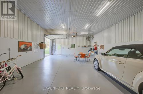 083515 Southgate 8 Rd, Southgate, ON - Indoor Photo Showing Garage