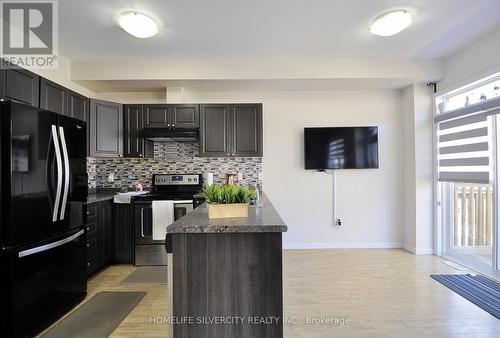 #96 -21 Diana Ave, Brantford, ON - Indoor Photo Showing Kitchen With Upgraded Kitchen