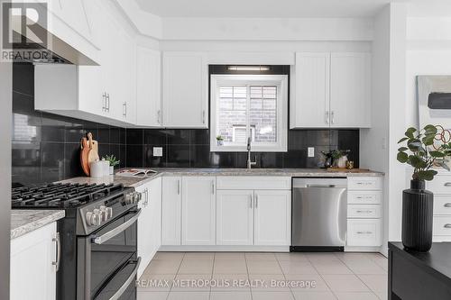 248 Tall Grass Cres, Kitchener, ON - Indoor Photo Showing Kitchen With Stainless Steel Kitchen With Upgraded Kitchen