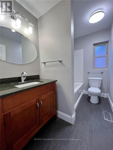 14 Spruce Street, Ottawa, ON - Indoor Photo Showing Bathroom
