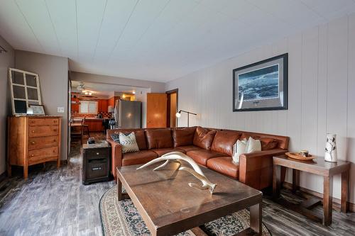 2363 Highway 3A, Castlegar, BC - Indoor Photo Showing Living Room