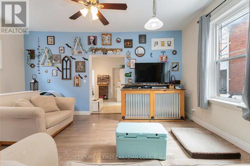 12 Hyatt Avenue, London, ON - Indoor Photo Showing Living Room