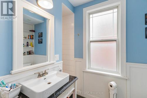 12 Hyatt Avenue, London, ON - Indoor Photo Showing Bathroom