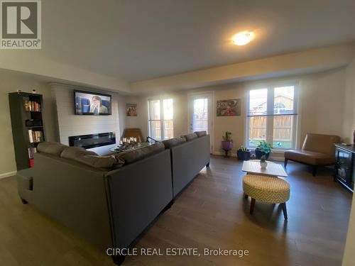 #B -211 Rachel Cres, Kitchener, ON - Indoor Photo Showing Living Room