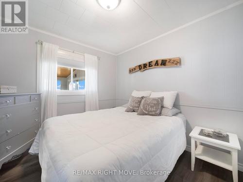 6185 Rama Dalton Boundary Road, Kawartha Lakes, ON - Indoor Photo Showing Bedroom