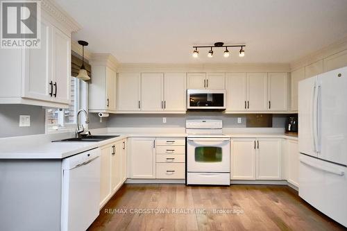 33 Ferguson Dr, Barrie, ON - Indoor Photo Showing Kitchen With Double Sink