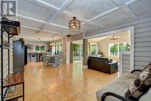 84 Irwin Drive, Galway-Cavendish And Harvey, ON - Indoor Photo Showing Living Room