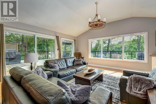 84 Irwin Drive, Galway-Cavendish And Harvey, ON - Indoor Photo Showing Living Room