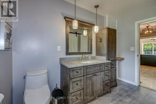 84 Irwin Drive, Galway-Cavendish And Harvey, ON - Indoor Photo Showing Bathroom