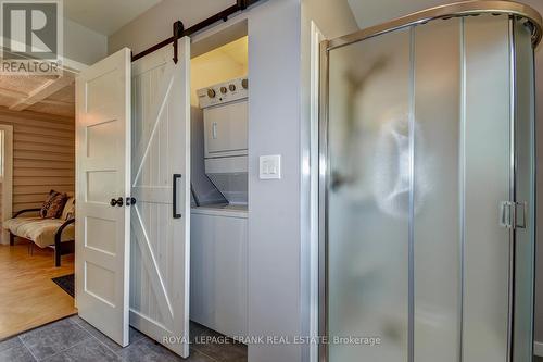 84 Irwin Drive, Galway-Cavendish And Harvey, ON - Indoor Photo Showing Bathroom