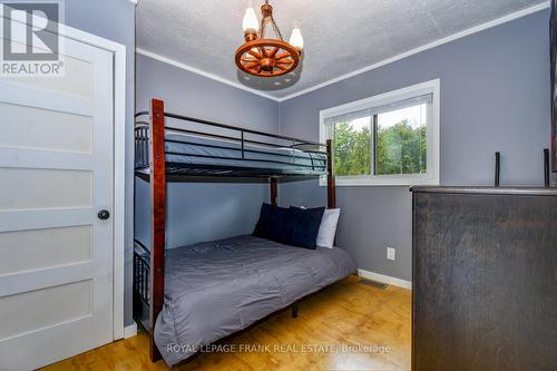 84 Irwin Drive, Galway-Cavendish And Harvey, ON - Indoor Photo Showing Bedroom