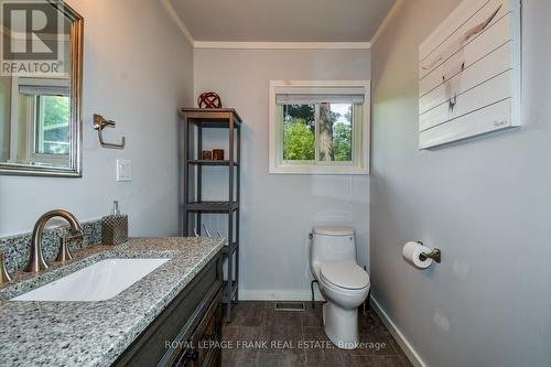 84 Irwin Drive, Galway-Cavendish And Harvey, ON - Indoor Photo Showing Bathroom