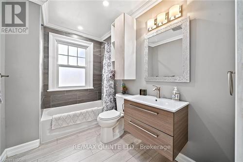 156 Bridge St E, Belleville, ON - Indoor Photo Showing Bathroom