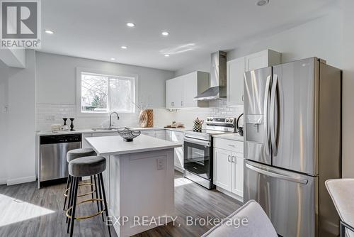 168 Hodgson Dr, Newmarket, ON - Indoor Photo Showing Kitchen With Upgraded Kitchen