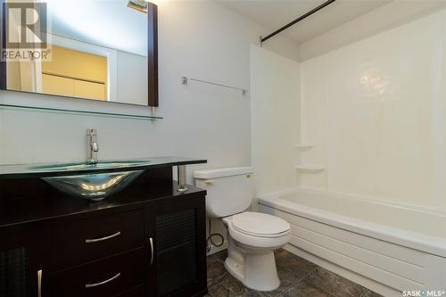 303 512 4Th Avenue N, Saskatoon, SK - Indoor Photo Showing Bathroom