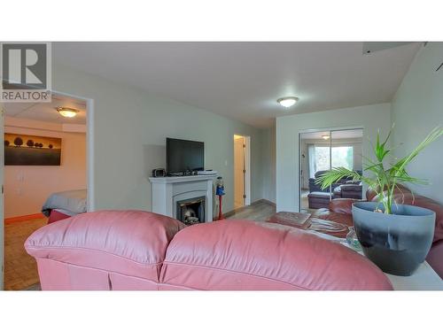 2084 Pinewinds Place, Okanagan Falls, BC - Indoor Photo Showing Living Room