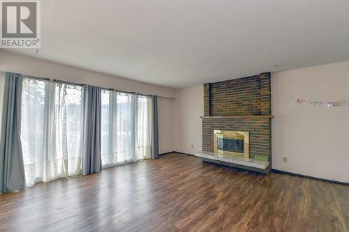 1255 Thompson Road, Kelowna, BC - Indoor Photo Showing Living Room With Fireplace