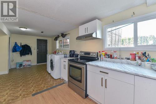 1255 Thompson Road, Kelowna, BC - Indoor Photo Showing Laundry Room
