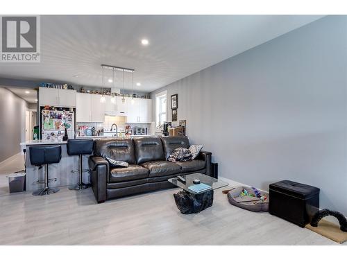 2772 Canyon Crest Drive, West Kelowna, BC - Indoor Photo Showing Living Room