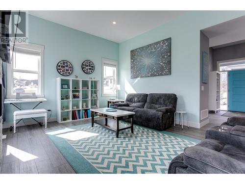 2772 Canyon Crest Drive, West Kelowna, BC - Indoor Photo Showing Living Room