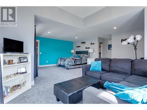 2772 Canyon Crest Drive, West Kelowna, BC - Indoor Photo Showing Living Room