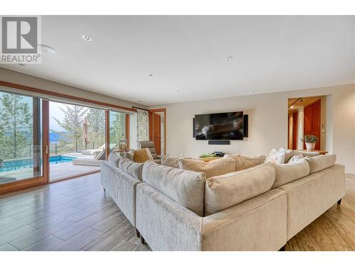 109 Flagstone Rise, Naramata, BC - Indoor Photo Showing Living Room With Fireplace
