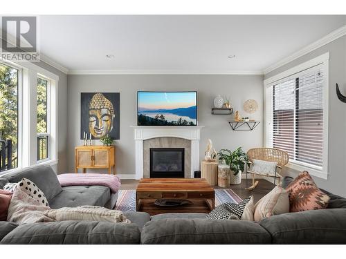 401 34 Street Se, Salmon Arm, BC - Indoor Photo Showing Living Room With Fireplace