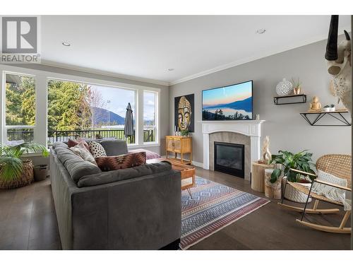401 34 Street Se, Salmon Arm, BC - Indoor Photo Showing Living Room With Fireplace