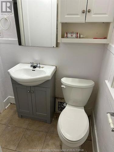 1093 Gladstone Avenue, Windsor, ON - Indoor Photo Showing Bathroom