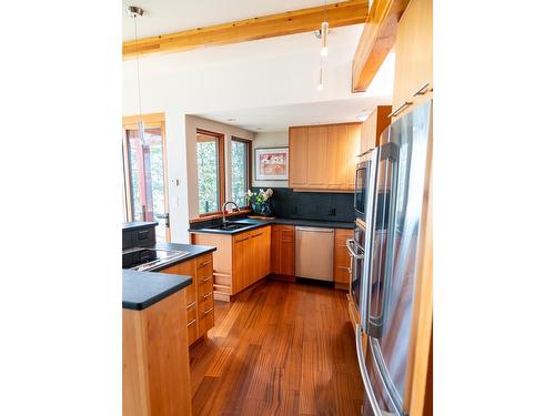 285 Kootenay Lake Road, Procter, BC - Indoor Photo Showing Kitchen