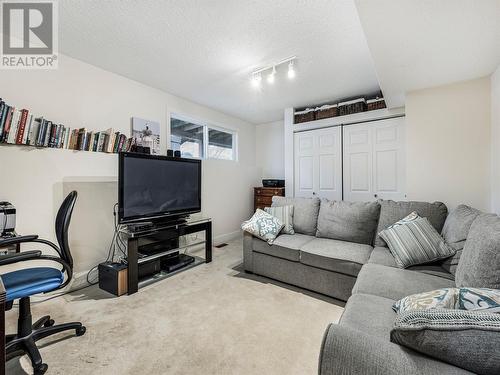 9001 Husband Road, Coldstream, BC - Indoor Photo Showing Living Room