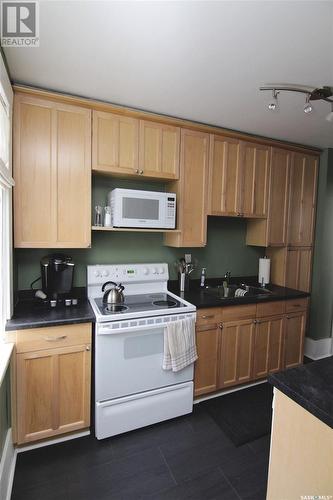 179 Angus Crescent, Regina, SK - Indoor Photo Showing Kitchen With Double Sink