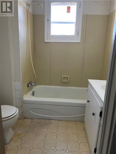 4 PC Bachelor - 108-112 King Street W, Brockville, ON - Indoor Photo Showing Bathroom