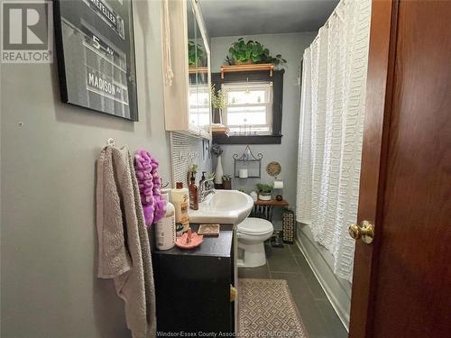 1560 Hickory, Windsor, ON - Indoor Photo Showing Bathroom