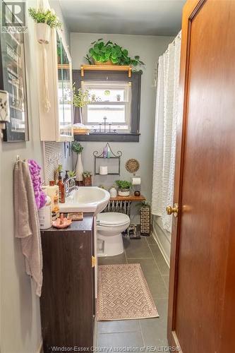 1560 Hickory, Windsor, ON - Indoor Photo Showing Bathroom