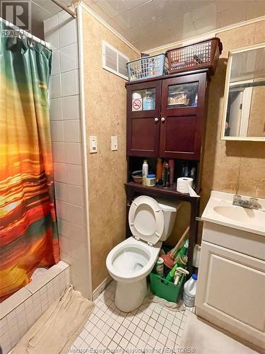 1560 Hickory, Windsor, ON - Indoor Photo Showing Bathroom