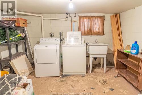 1560 Hickory, Windsor, ON - Indoor Photo Showing Laundry Room
