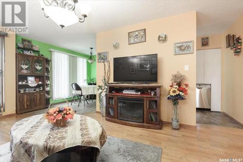 856 Samuels Crescent, Regina, SK - Indoor Photo Showing Living Room