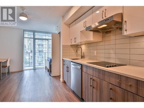 810 900 Carnarvon Street, New Westminster, BC - Indoor Photo Showing Kitchen With Upgraded Kitchen