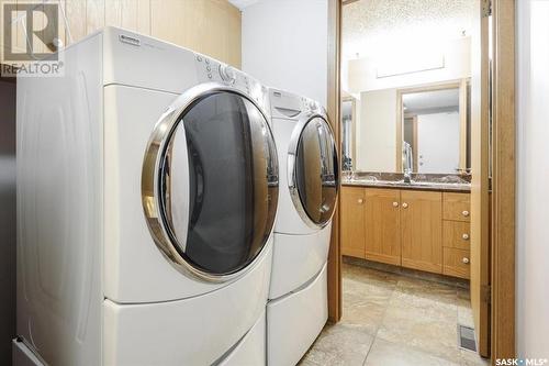 2407 Strathmore Place E, Regina, SK - Indoor Photo Showing Laundry Room