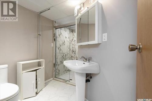 2407 Strathmore Place E, Regina, SK - Indoor Photo Showing Bathroom