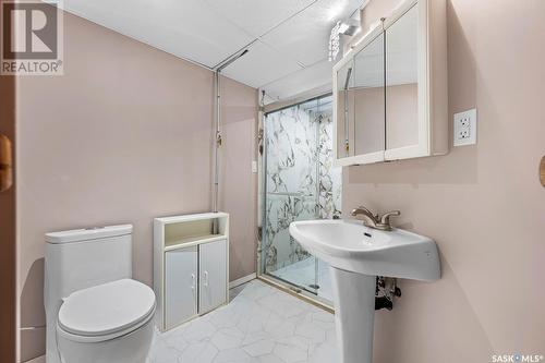 2407 Strathmore Place E, Regina, SK - Indoor Photo Showing Bathroom