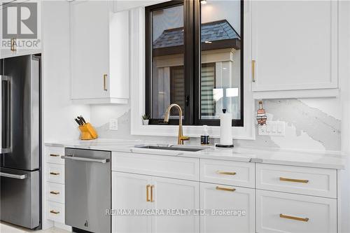 6374 Lucia Drive, Niagara Falls, ON - Indoor Photo Showing Kitchen