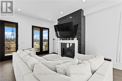 6374 Lucia Drive, Niagara Falls, ON - Indoor Photo Showing Living Room With Fireplace