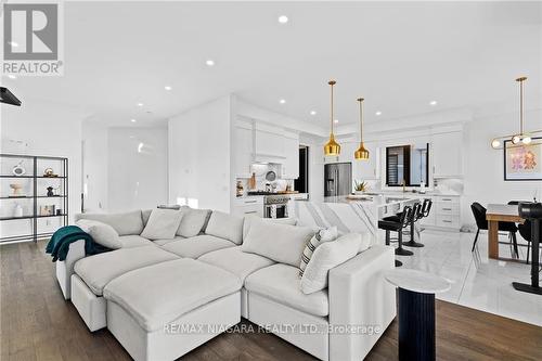 6374 Lucia Drive, Niagara Falls, ON - Indoor Photo Showing Living Room