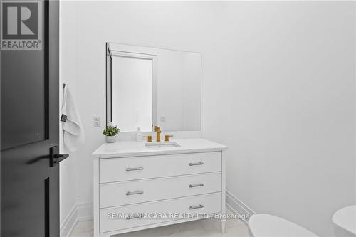 6374 Lucia Drive, Niagara Falls, ON - Indoor Photo Showing Bathroom