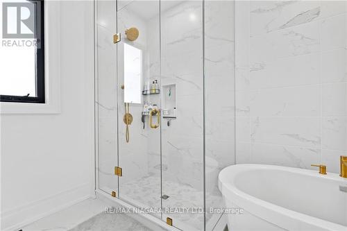 6374 Lucia Drive, Niagara Falls, ON - Indoor Photo Showing Bathroom